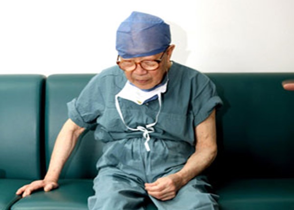 Bác sĩ gần 100 tuổi vẫn cầm dao mổ hằng ngày và chưa có ý định nghỉ hưu