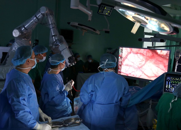 Bác sĩ Bệnh viện Nhân Dân 115 phẫu thuật thành công ca u não bằng rô bốt