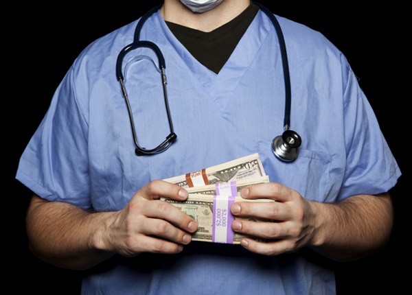 Bác sĩ thừa nhận việc nhiều lần nhận tiền từ bệnh nhân