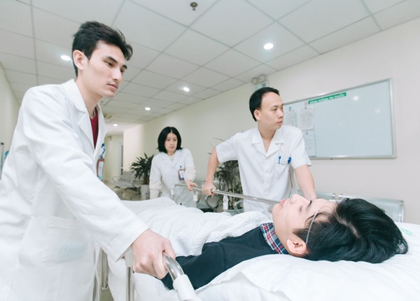 Chế độ lương, thưởng dành cho nhân viên y tế Việt Nam ra sao?