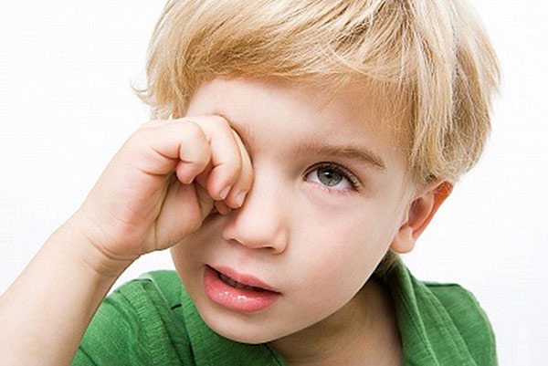 Có dị vật trong mắt khiến trẻ có thói quen dịu mắt