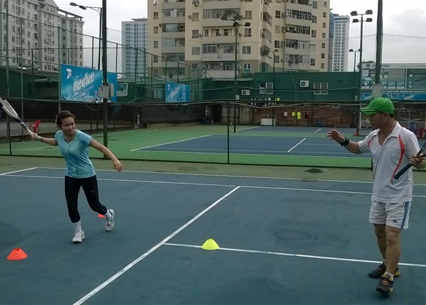 Hướng dẫn sinh viên y dược cách chơi tennis chuyên nghiệp