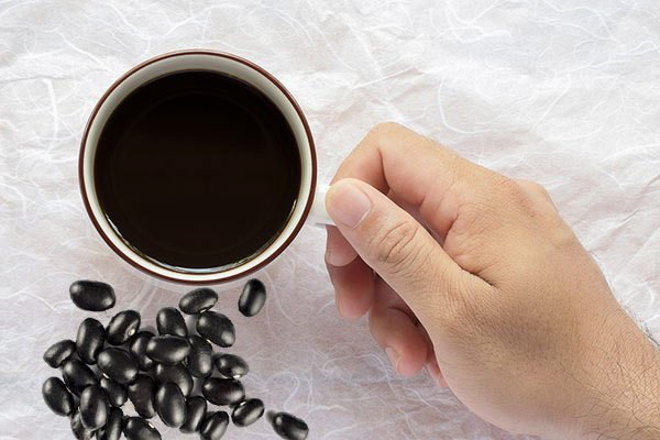 Nước đỗ đen giúp da dẻ của trẻ trắng hồng, mịn màng