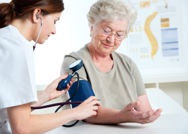 Bạn nên khám định kỳ để bác sĩ có thể theo dõi tình trạng điều trị cao huyết áp
